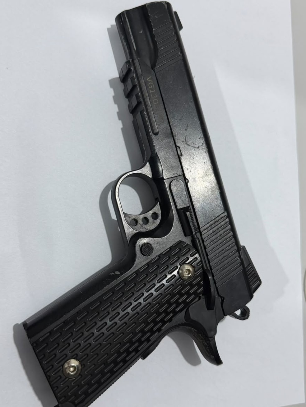 Militares apreenderam um simulacro de arma de fogo em casa onde cães foram resgatados em Barra do Garças (MT) — Foto: Reprodução/PM