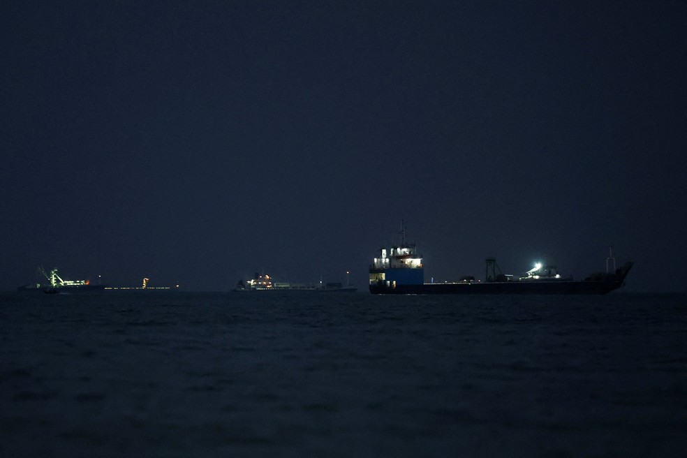 Embarcações no Estreito de Ormuz são visíveis perto da praia de Bandar Abbas, Irã, em 22 de maio de 2026 — Foto: Majid Asgaripour/WANA via REUTERS