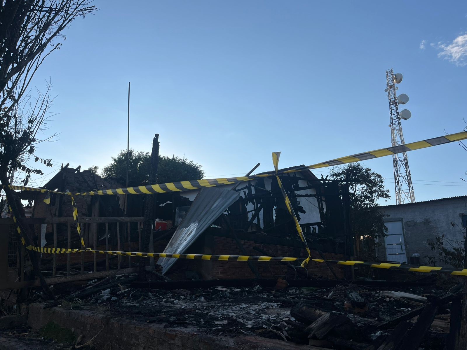 Idoso morre carbonizado em incêndio que pode ter começado por vela em Botucatu