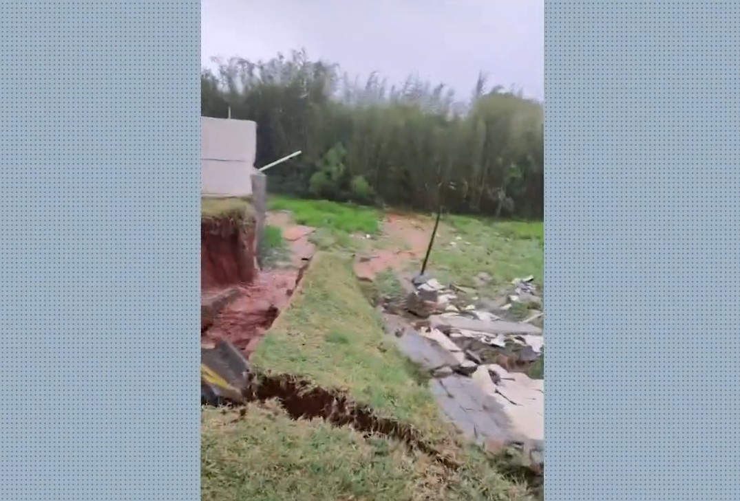 Chuva derruba muro de condomínio em Taubaté