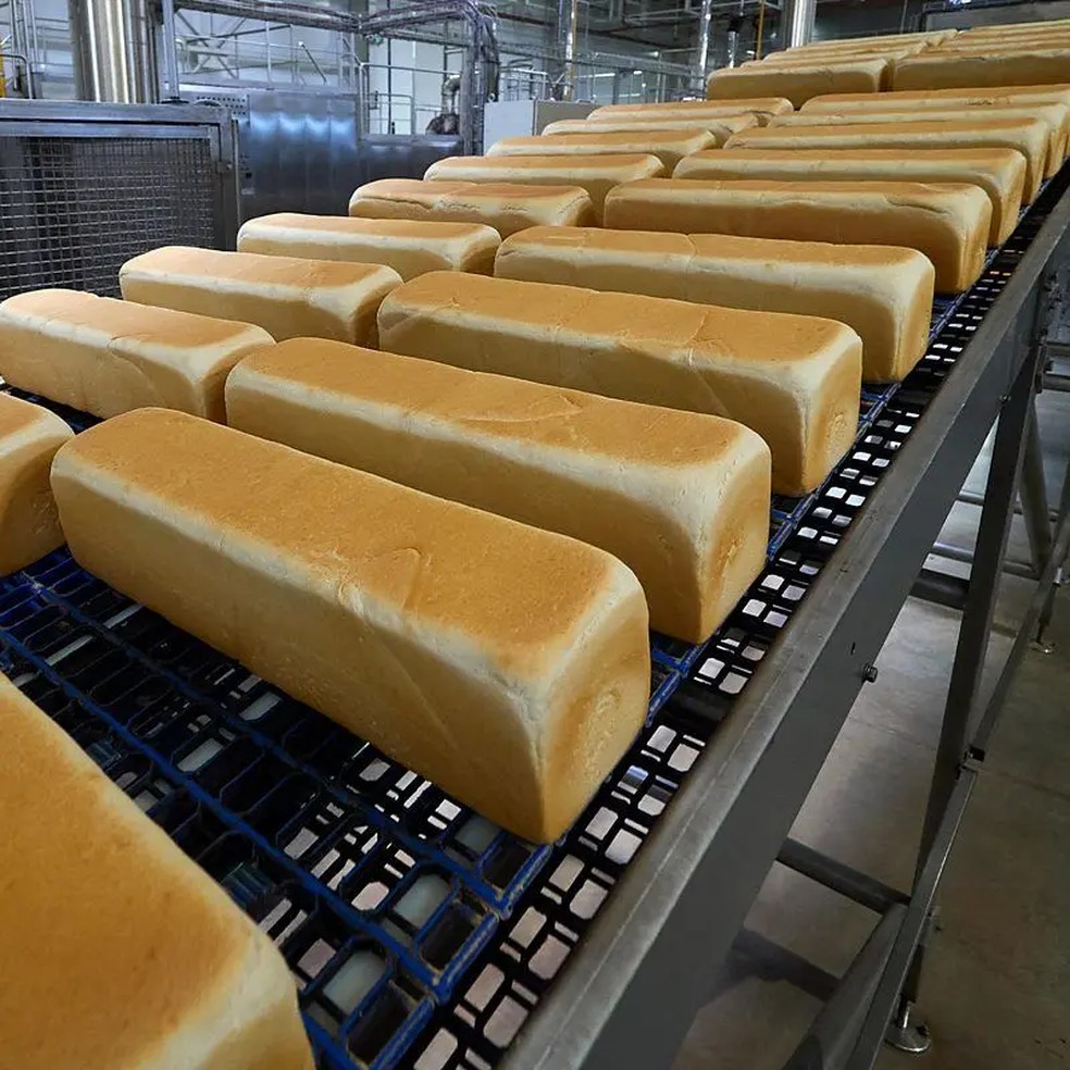 O método de Chorleywood, empregado para a produção de muitos pães de supermercado, gera um produto uniforme, mas menos saudável — Foto: Getty Images via BBC