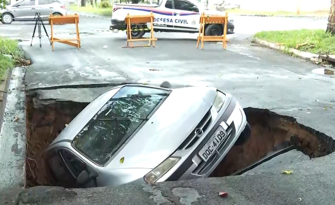 VÍDEO: carro de idosa é 'engolido' por cratera após chuva forte no interior de SP
