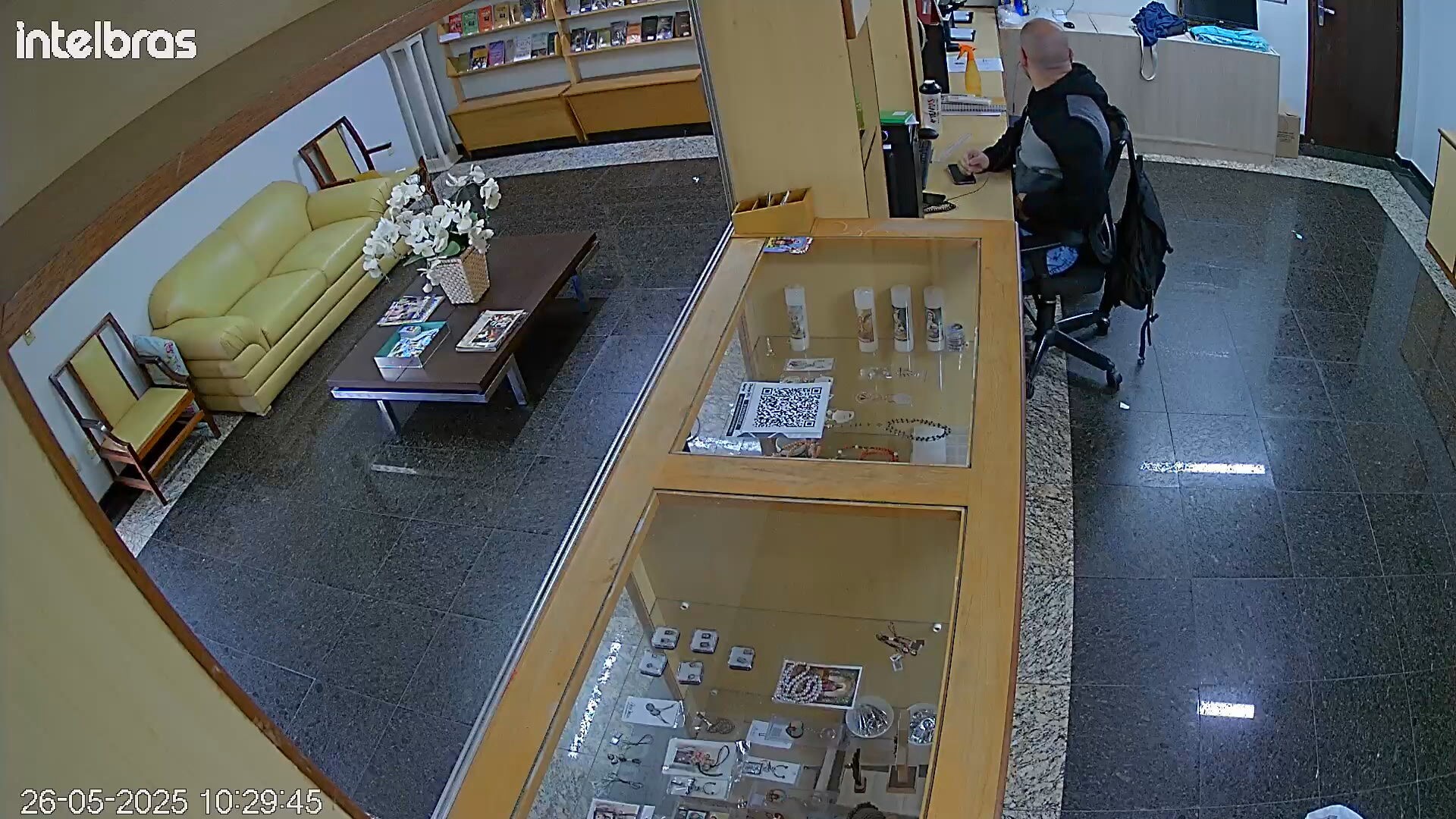 VÍDEO: secretário de paróquia esconde no bolso dinheiro doado por fiéis de igreja no DF