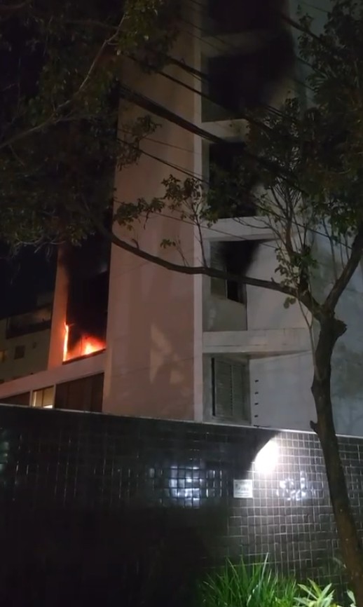 Apartamento pega fogo e prédio é evacuado; VÍDEO