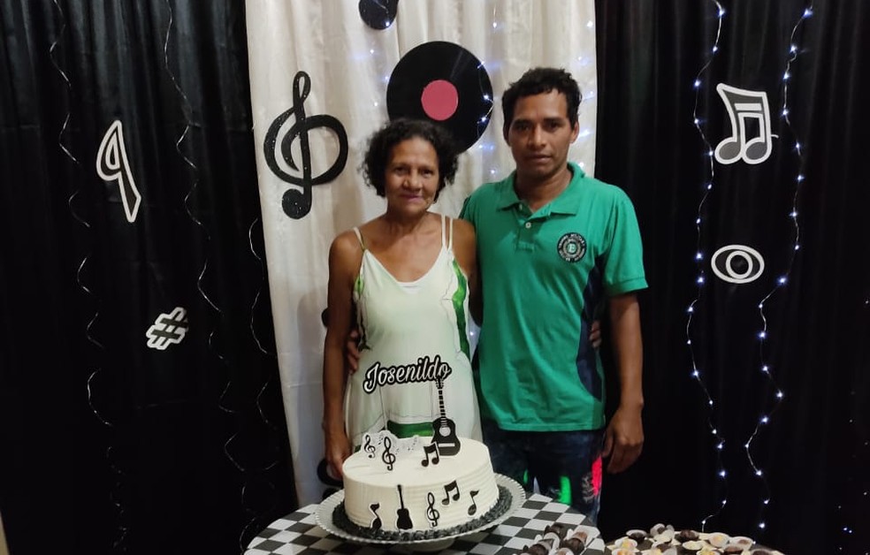 Francisco Josenildo com a mãe biológica Iraci Feitosa, durante comemoração de aniversário dele em Rio Branco — Foto: Arquivo pessoal