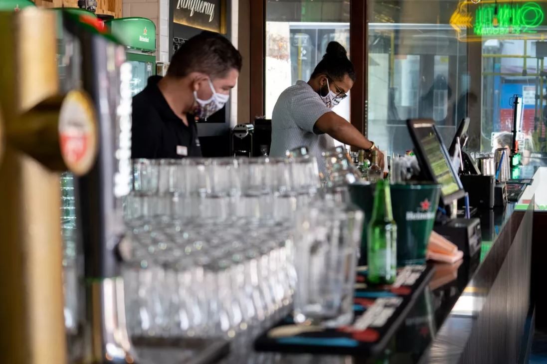 Crise do metanol afeta bares e restaurantes; vendas caem 4,9% no Brasil, mostra levantamento