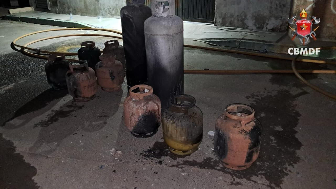 Explosão de botijões de gás causa incêndio deixa 4 feridos no DF