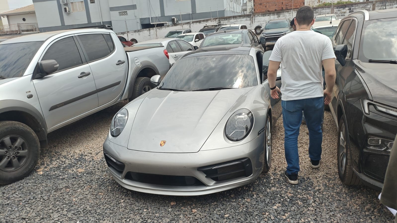 Porsche é apreendido em operação da PF contra esquema de lavagem de dinheiro do tráfico de drogas em Cuiabá
