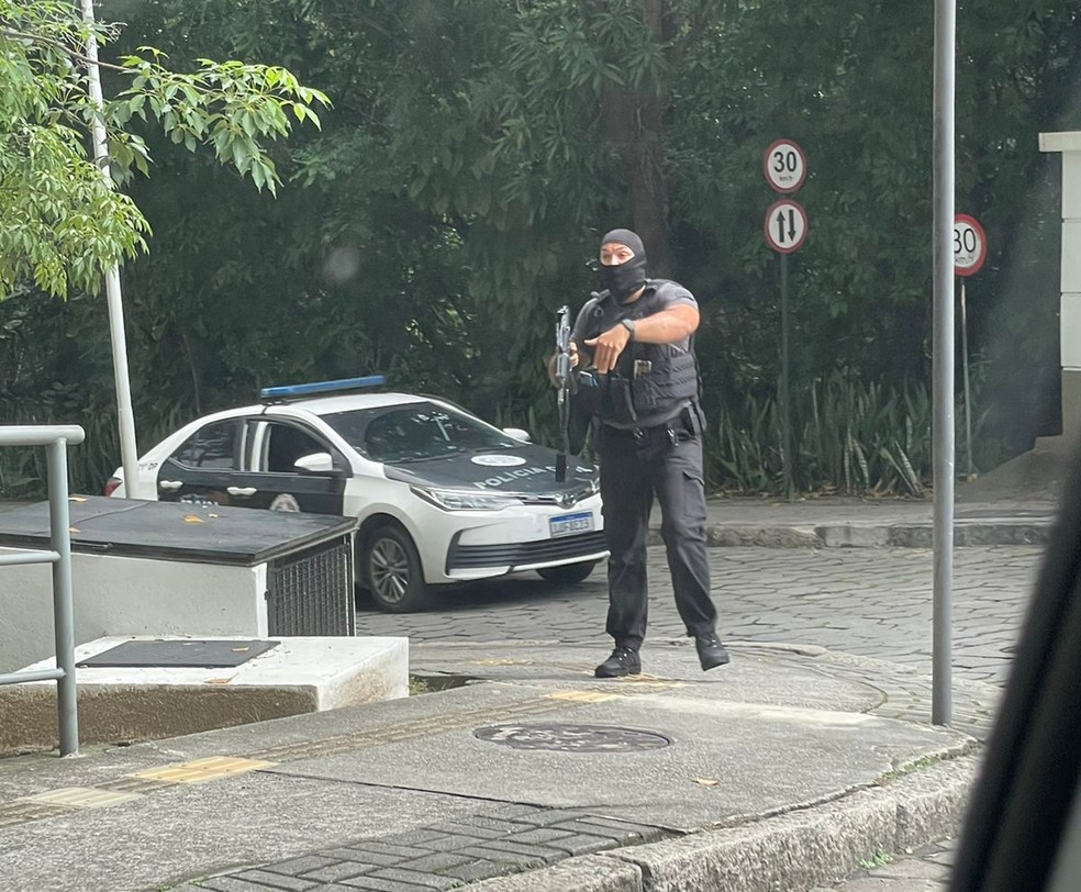 Policial civil armado na Fundação Oswaldo Cruz na manhã desta quarta (8). — Foto: Arquivo pessoal