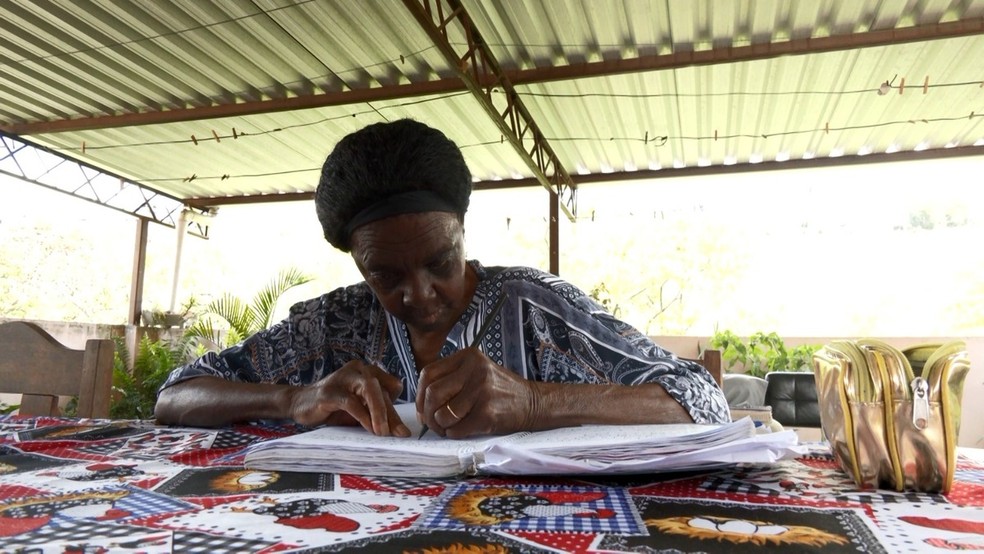 Sempre muito ligada à igreja, Ana Maria conta que sentia o desejo de acompanhar as leituras durante os cultos — Foto: TV Integração