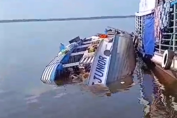 Embarcação com mercadorias tomba no Rio Manacapuru, no AM