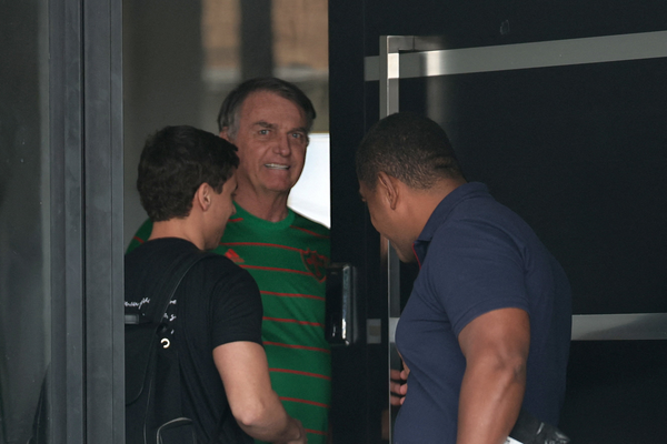 Moraes autoriza prisão domiciliar de Bolsonaro por 90 dias