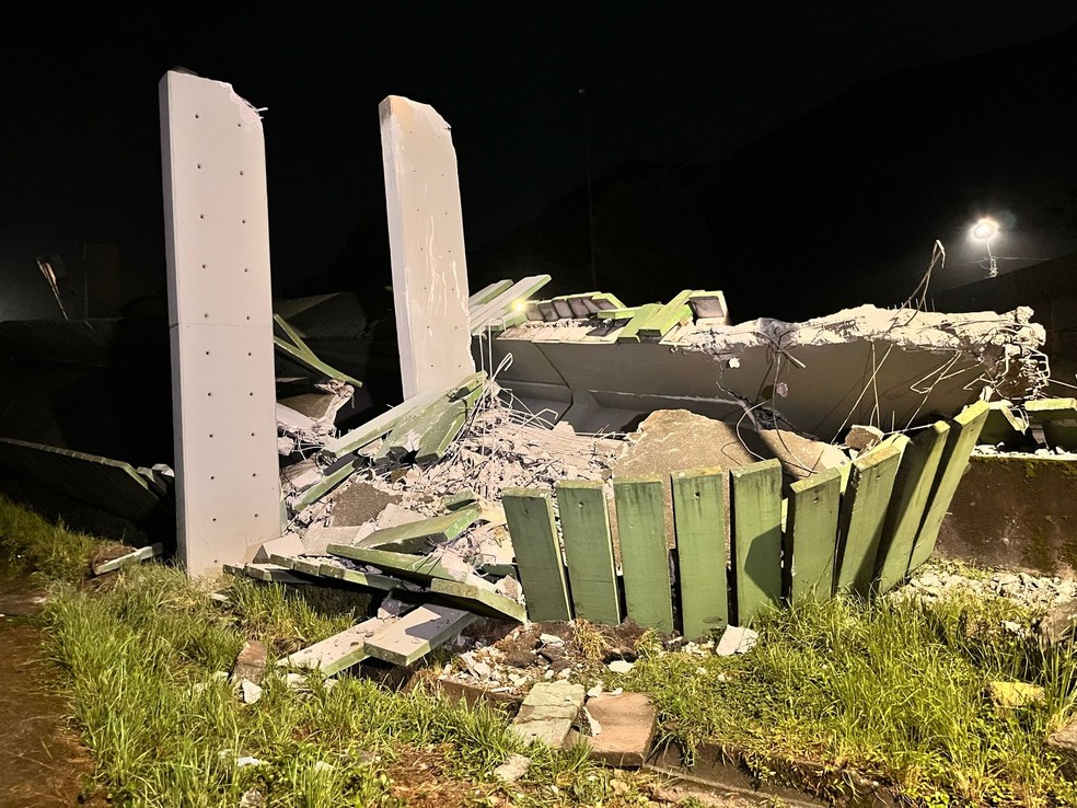 Carreta derruba passarela de pedestres e interdita Via Anchieta em SP &mdash; Foto: Diego Bertozi/TV Tribuna