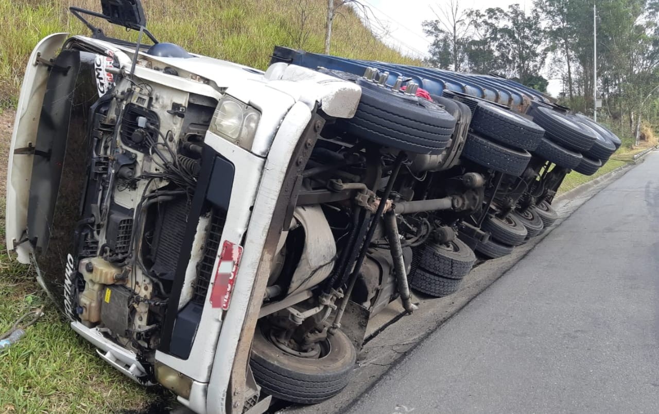 Caminhão de sucata tomba na Via Dutra, em Piraí