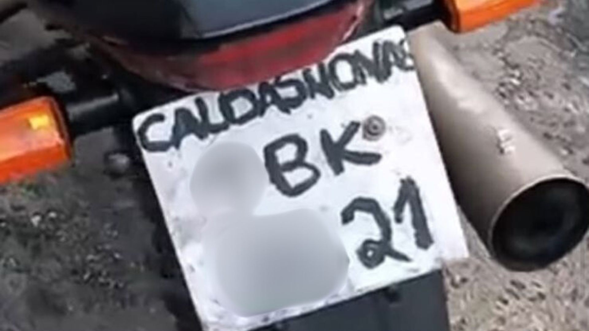 Motociclista é preso ao ser flagrado com placa de moto escrita à mão, em Goiás