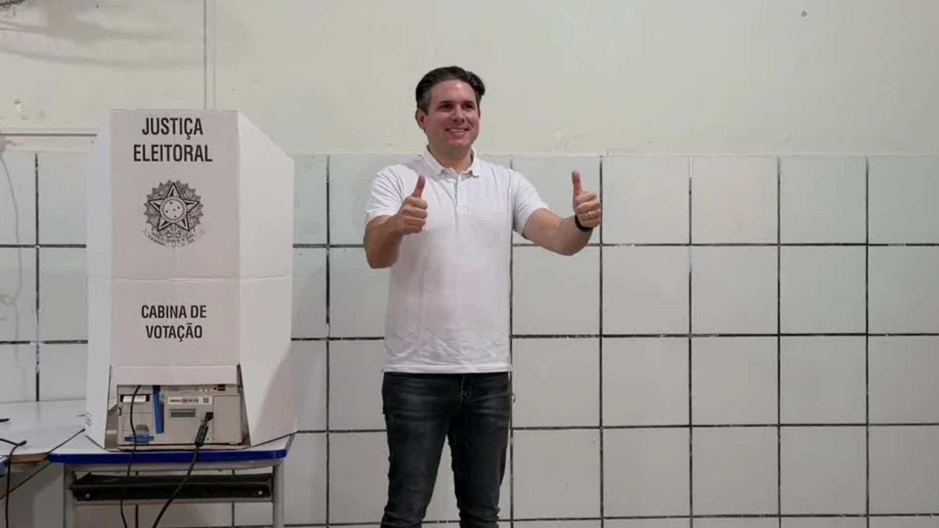 Presidente da Câmara, Hugo Motta vota para presidente na PB no 2º turno das eleições