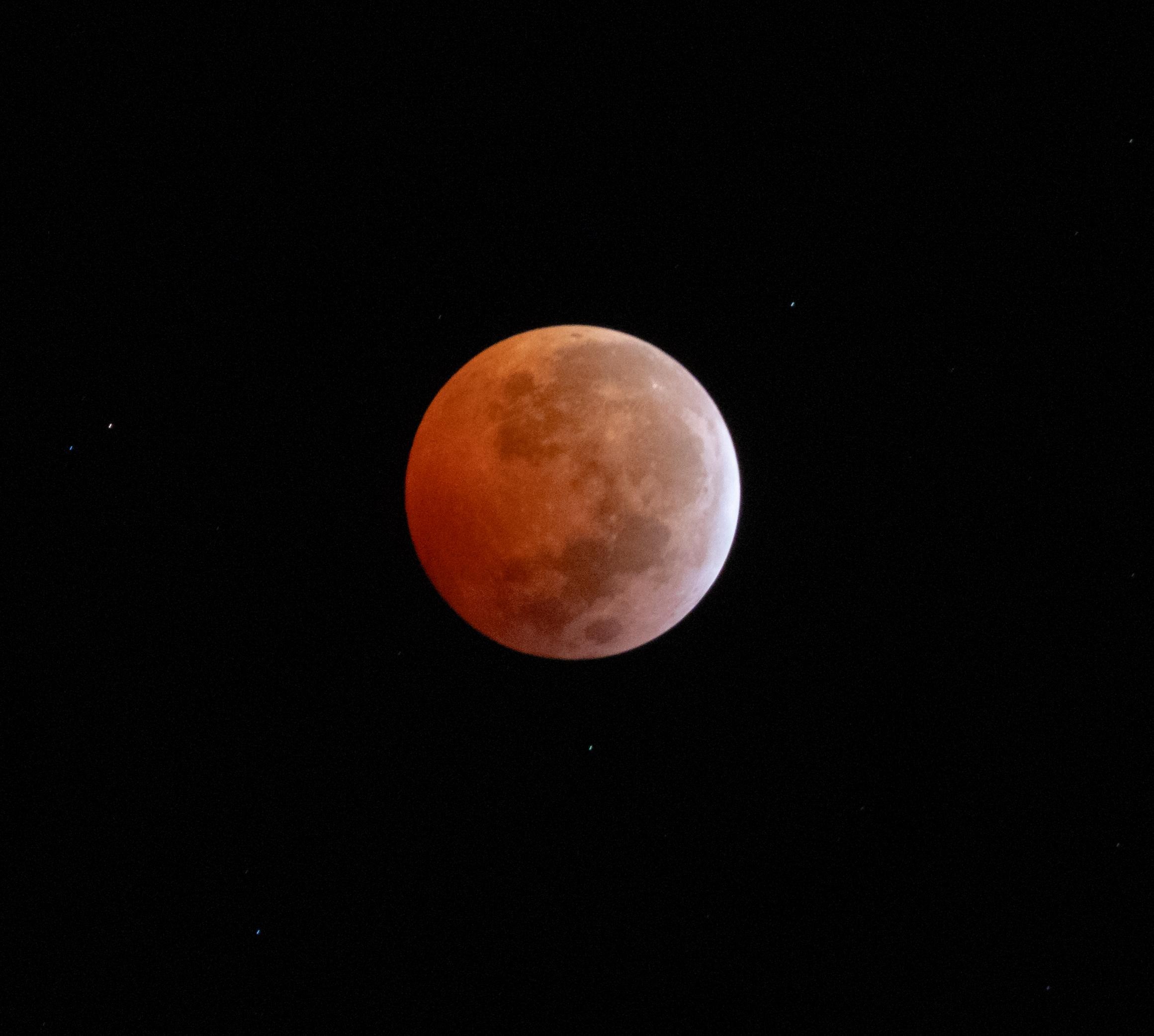 Fenômeno ‘Lua de Sangue’ é capturado pelas lentes de fotógrafo amador em Piquerobi; VEJA FOTOS