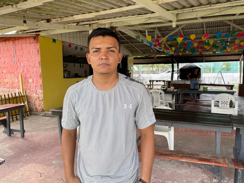 Dono de flutuante também viu clientes irem embora. — Foto: Matheus Castro/g1