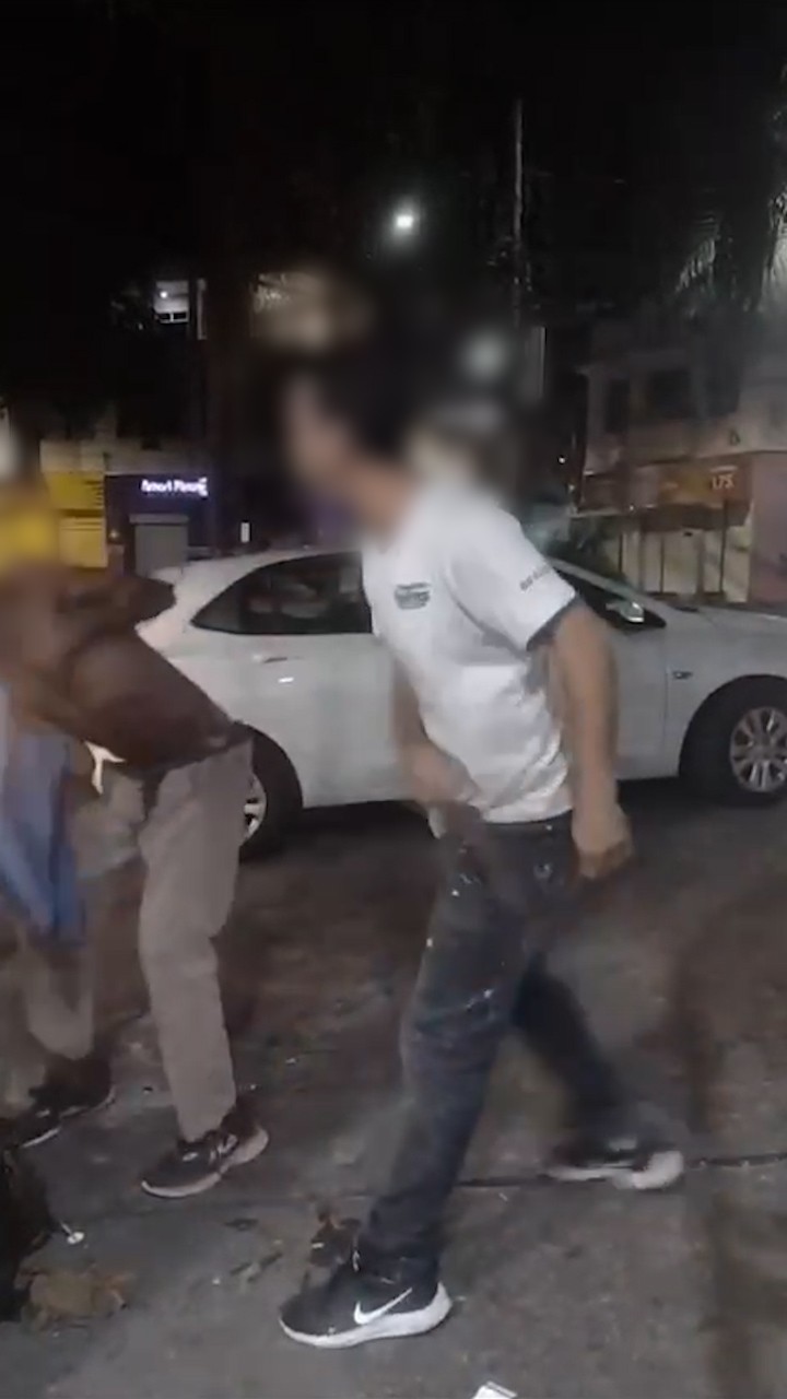 VÍDEO: Homem negro apanha de cinto de homem branco que oferece R$ 10 para dar a surra