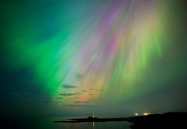 A aurora boreal vista na cidade de Whitley Bay, no litoral do Reino Unido, na sexta-feira (10/5)