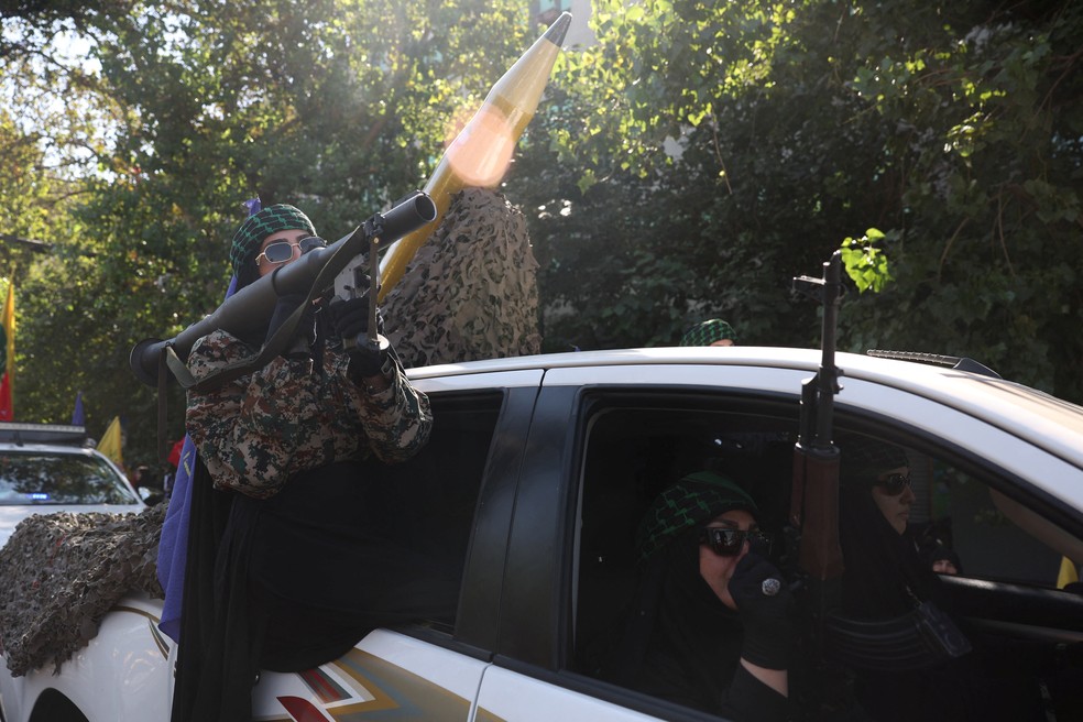 Mulheres membras da milícia iraniana Basij participam de desfile militar em Teerã, no Irã, em 18 de setembro de 2026. — Foto: Majid Asgaripour/Wana via REUTERS