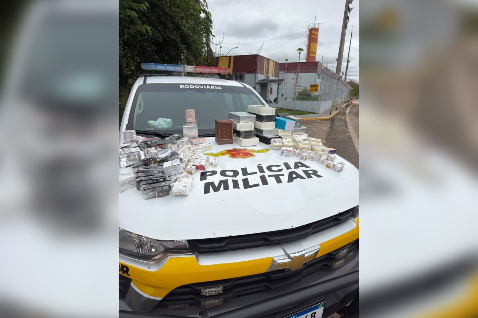 Polícia prende dupla suspeita de transportar produtos contrabandeados em rodovia de Sarapuí