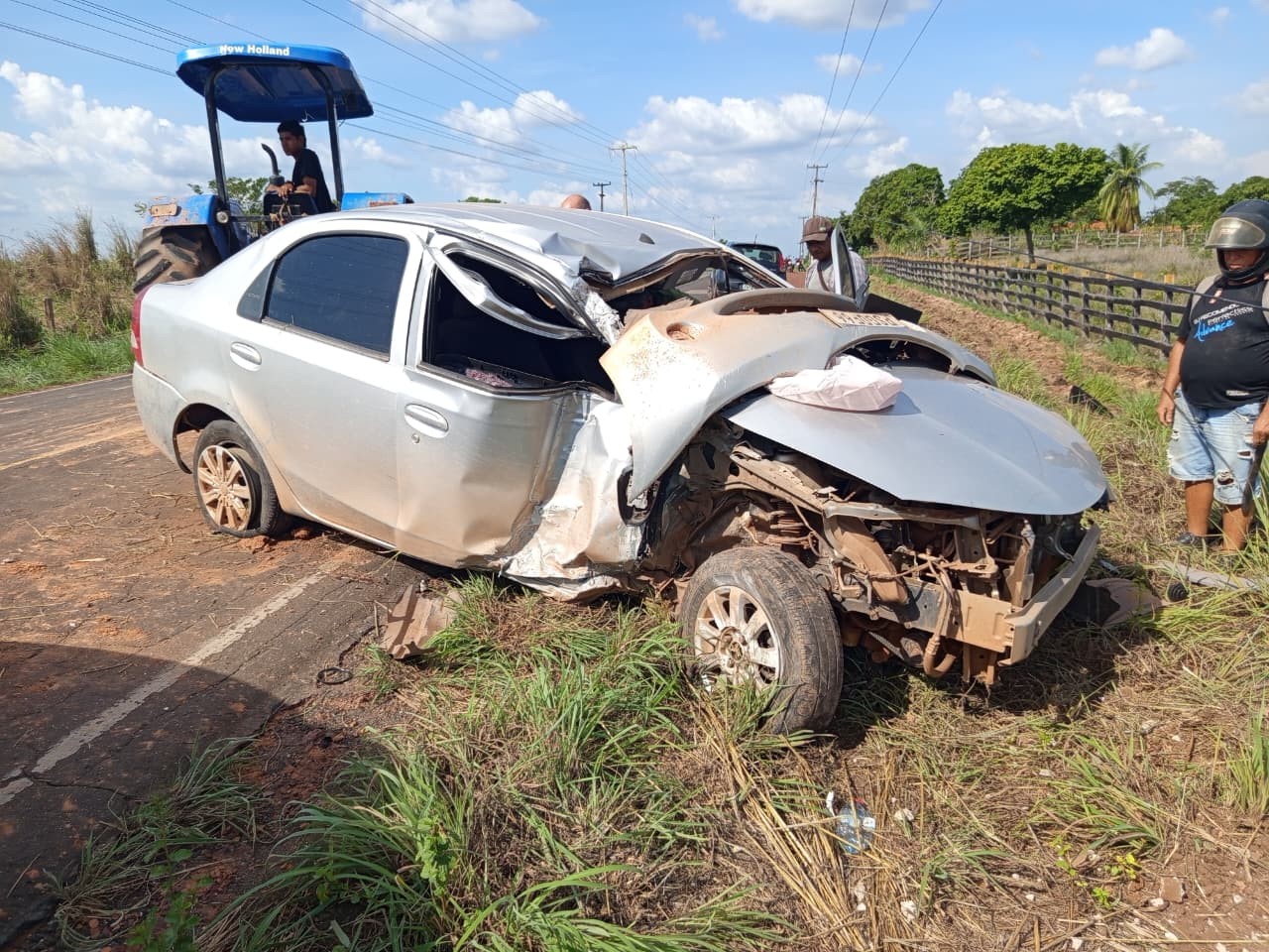 Veículo colide em poste após pneu estourar na MA-008, no interior do estado