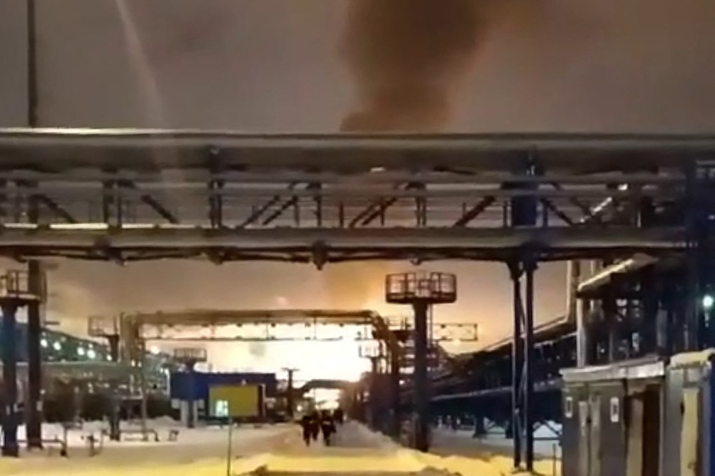 Nuvem de fumaça é vista em São Pertersburgo, na Rússia, após explosão em estação de gás natural, em 21 de janeiro de 2024. — Foto: Telegram via AFP