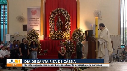 Fiéis saem em procissão pelas ruas de Canudos para homenagear Santa Rita de Cássia