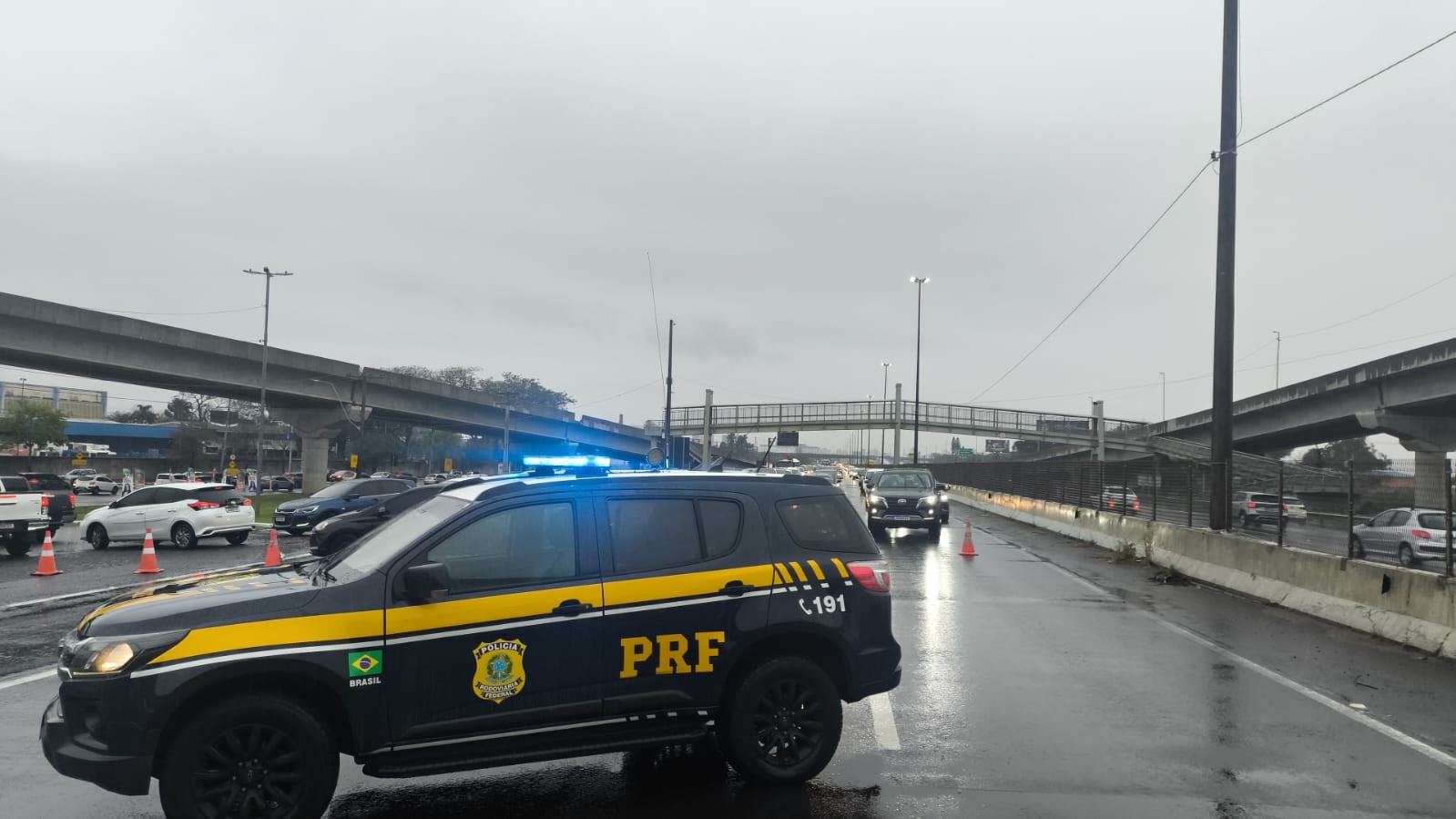 Acidente envolve 2 caminhões, que tombam e trânsito é parcialmente bloqueado em uma das entradas de Porto Alegre; 2 morreram