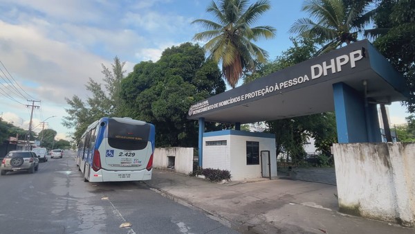Ônibus em que aconteceram os crimes foi encaminhado à sede do DHPP, no Cordeiro, no Recife — Foto: Reprodução/TV Globo