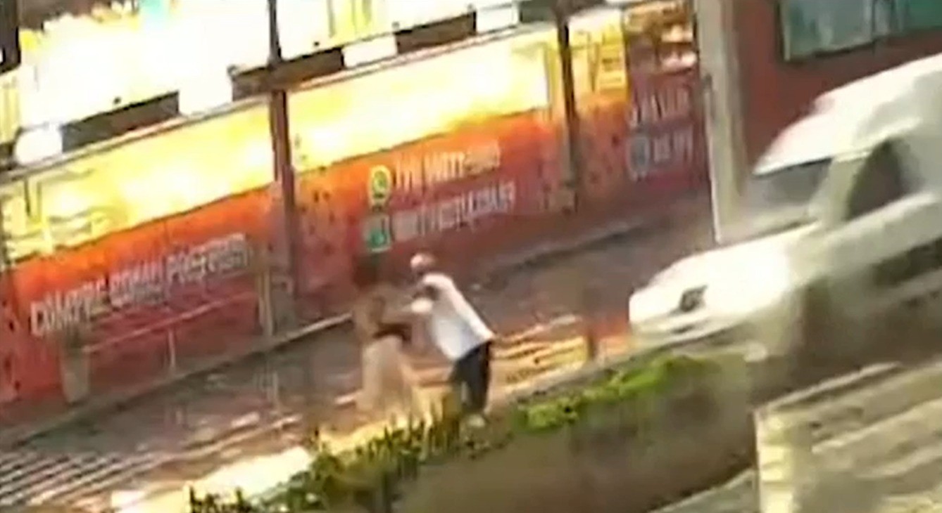 Homem empurra mulher para salvá-la de atropelamento e acaba atingido por carro em Búzios; VÍDEO