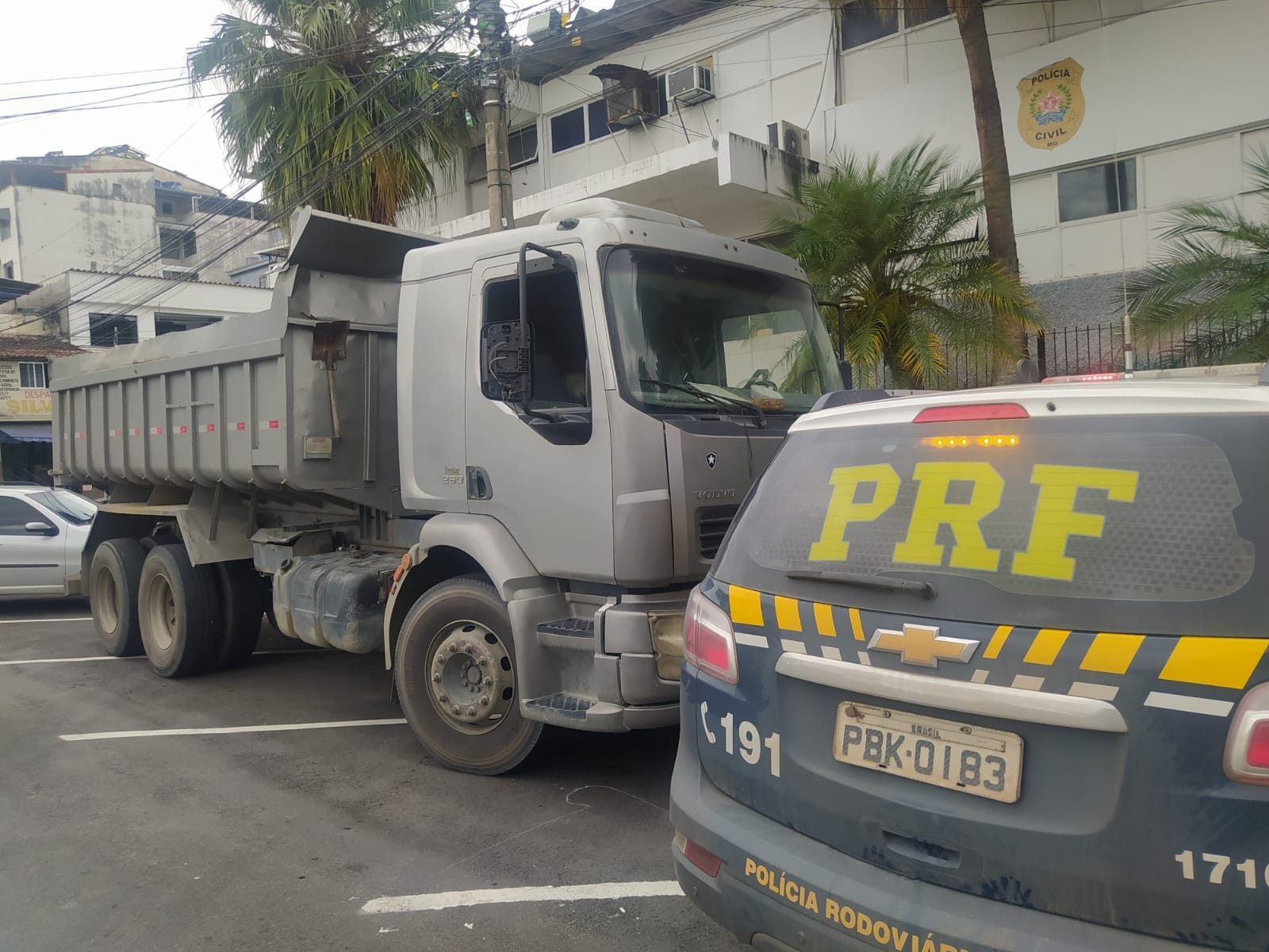 Suspeito de roubar caminhão no RJ avaliado em R$ 300 mil é preso enquanto tentava passar por pedágio em MG