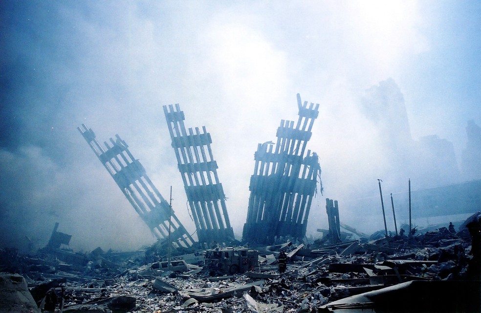 Restos da estrutura do World Trade Center são vistos em meio aos destroços após as duas torres virem abaixo no 11 de Setembro — Foto: Alexandre Fuchs/AFP