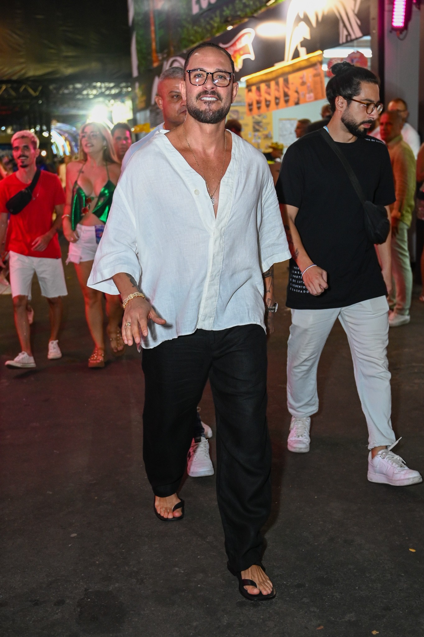 Famosos acompanham o 2º dia de desfiles do Grupo Especial do Rio de Janeiro na Sapucaí; veja FOTOS