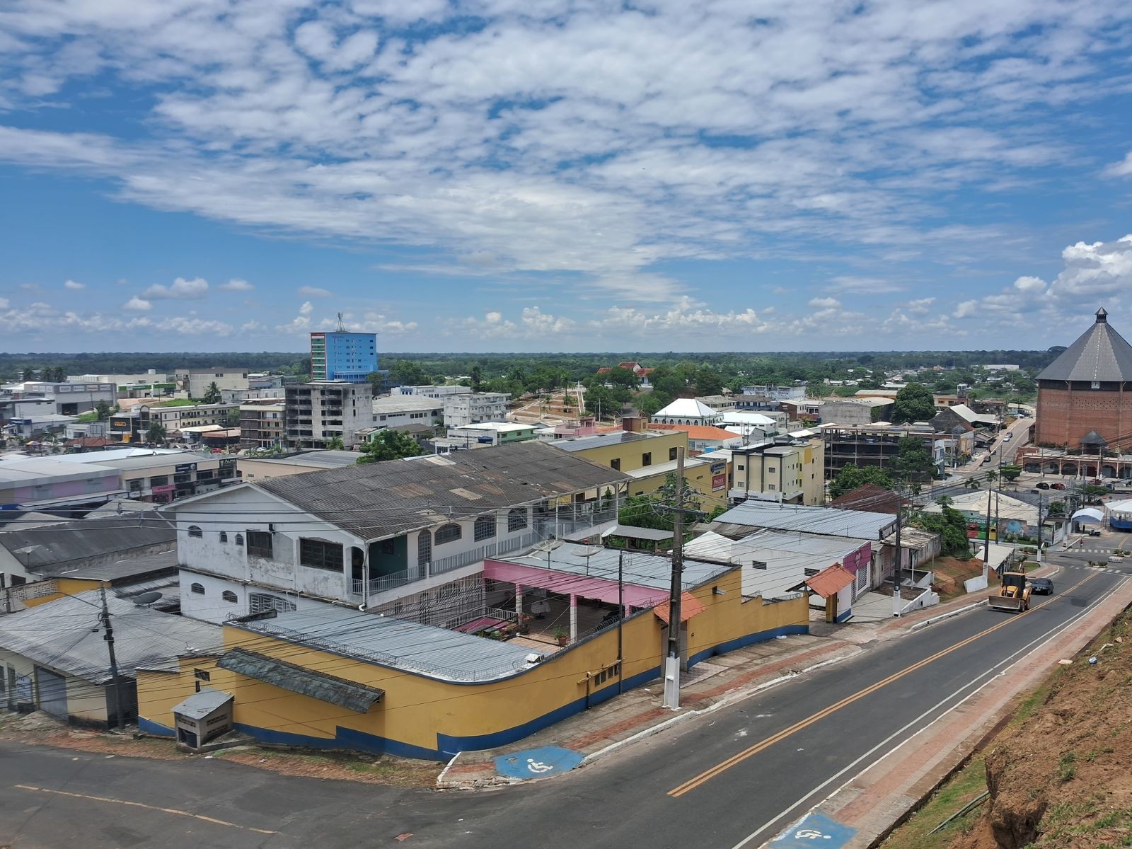 Adutora rompe e deixa bairros sem abastecimento de água em cidade no Acre