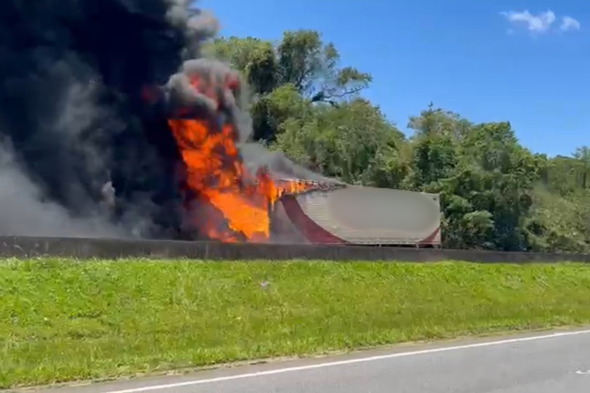 Colisão entre carretas provoca incêndio e morte na Régis Bittencourt, em SP; VÍDEO