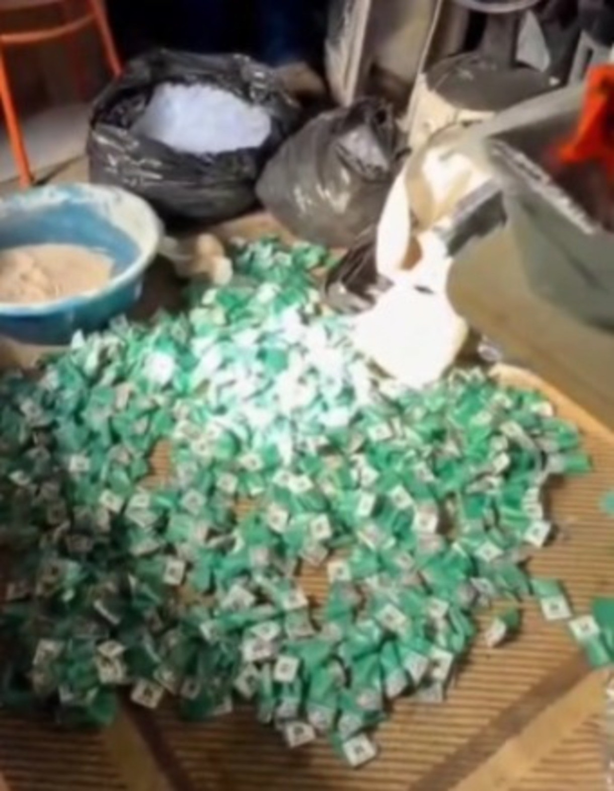 Dois homens são presos após trocarem tiros com a PM em Angra dos Reis; 2 mil cápsulas de cocaína foram apreendidas