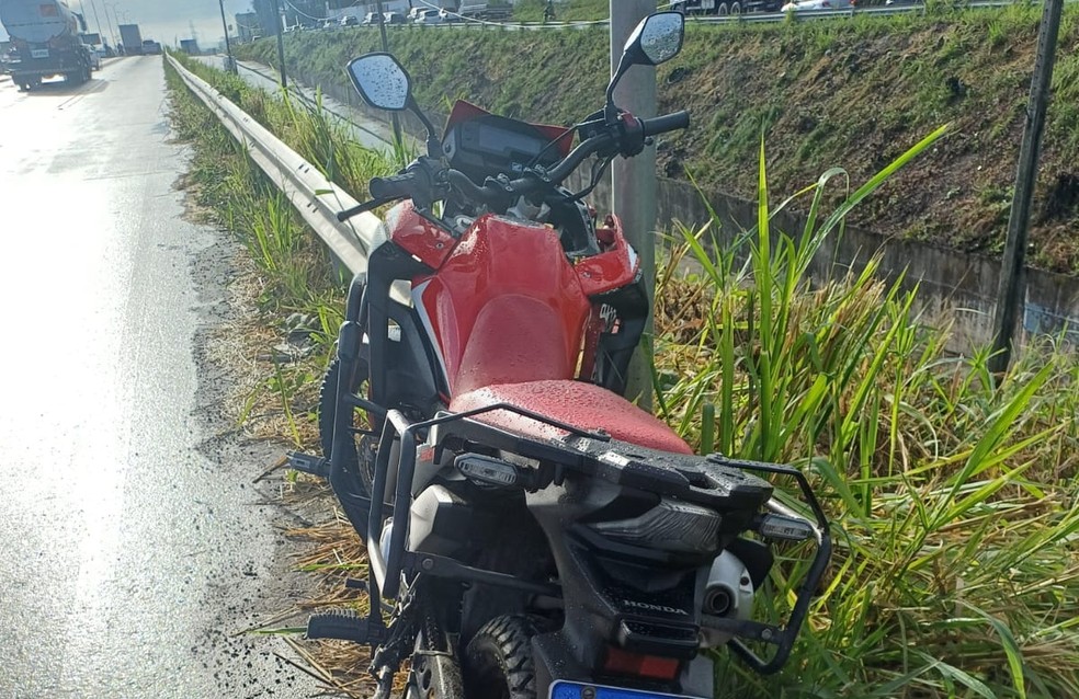Moto pilotada pela vítima do crime ficou encostada na mureta da BR-232 — Foto: PRF/Divulgação