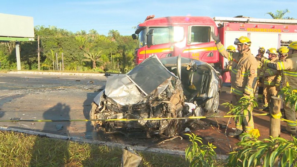Carro envolvido em acidente grave na Epia Sul, no DF. — Foto: TV Globo