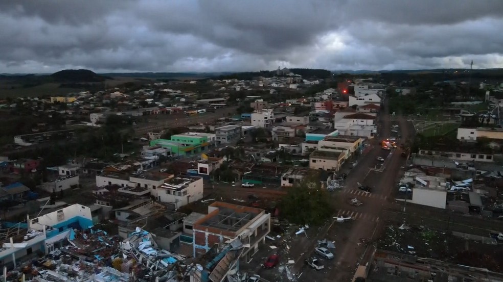 Foto aérea registrada no sábado (8), após o tornado. — Foto: RPC