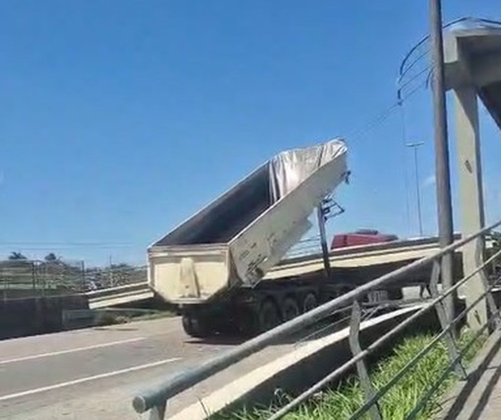 Passarela desaba após ser atingida por caminhão na BR-116, em Guapimirim — Foto: Reprodução