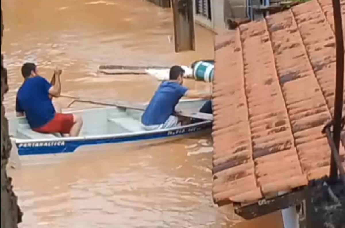 Senador Firmino também sofre com temporal; vídeo mostra mulher resgatada de barco