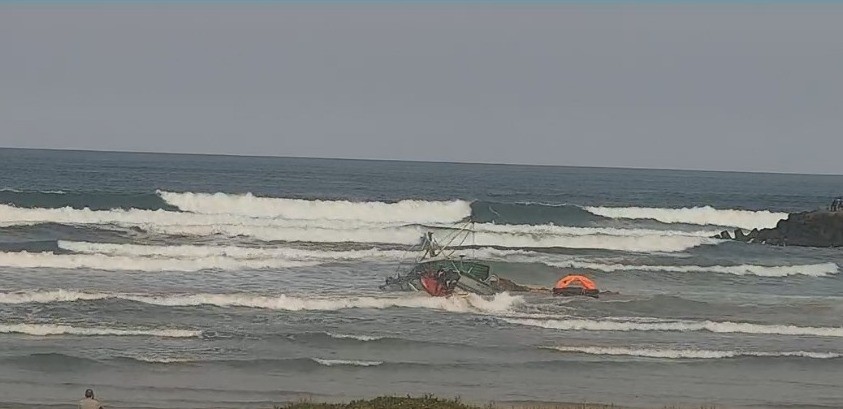 Embarcação com 8 tripulantes naufraga e 1 desaparece no mar de SC