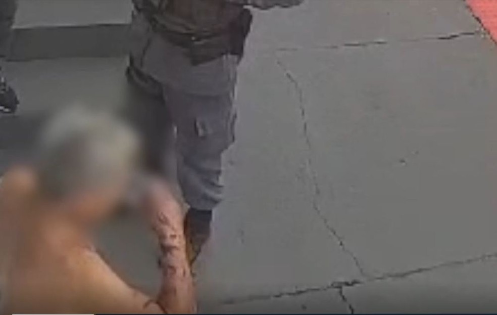 Homem de 77 anos aparece ensanguentado em vídeo, conversando com policiais, após ter sido agredido pelo filho — Foto: Reprodução/TV Gazeta