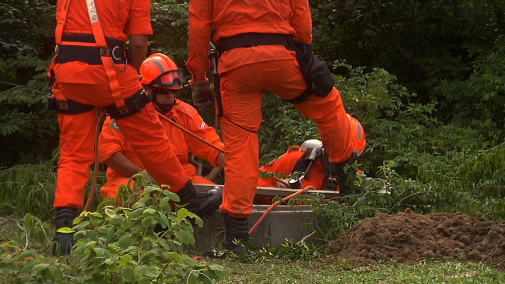 Bombeiros usaram uma máquina para resgatar corpo de advogado cimentado no fundo de poço. — Foto: TV Verdes Mares/Reprodução