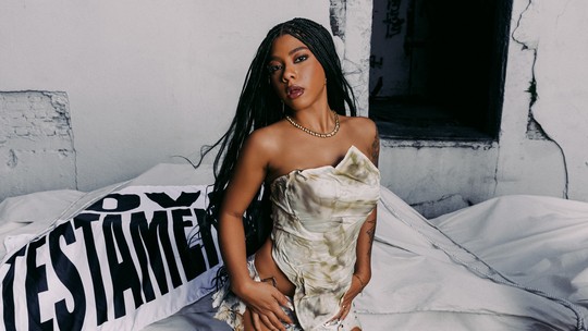 Ajuliacosta ergue bandeira da liberdade feminina em ‘Novo testamento’, álbum quente que firma a voz altiva da rapper -
