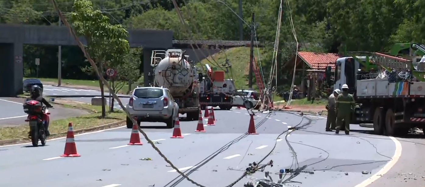 Carro derruba três postes e deixa moradores sem energia no Jardim Santo André, em Limeira