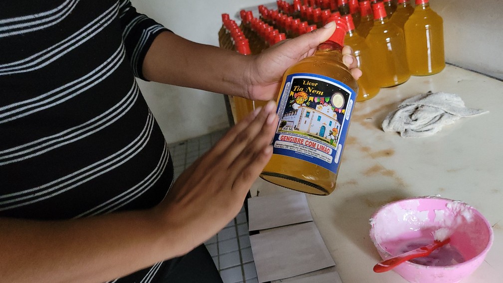 Licor de Tia Nem é um dos mais tradicionais da cidade de Cachoeira, na Bahia — Foto: Eric Luis Carvalho/g1