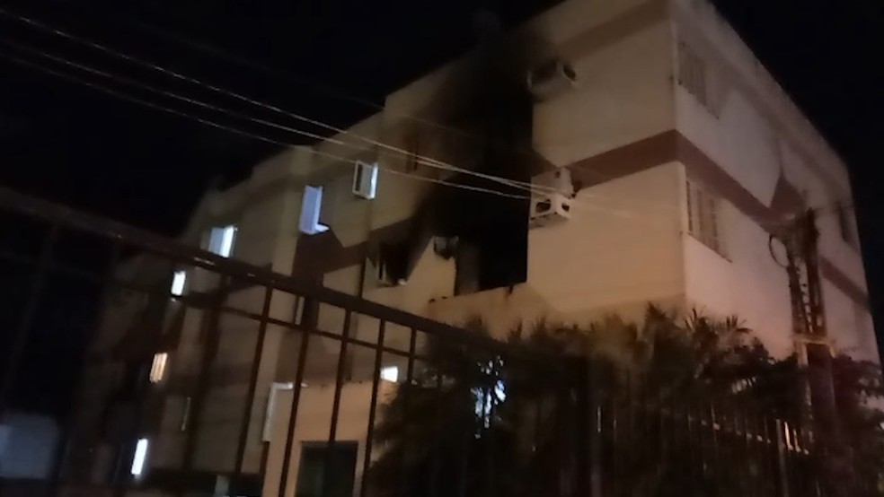 Apartamento pega fogo no bairro Jardim Renascença. — Foto: Werton Araújo / TV Mirante
